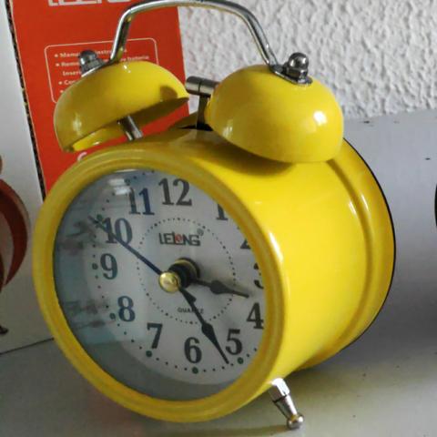 Relógio Despertador Analógico Lelong Retrô 2 Sinos Luz Interna LINDO