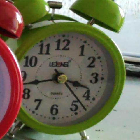 Relógio Despertador Analógico Lelong Retrô 2 Sinos Luz Interna LINDO - Foto 4