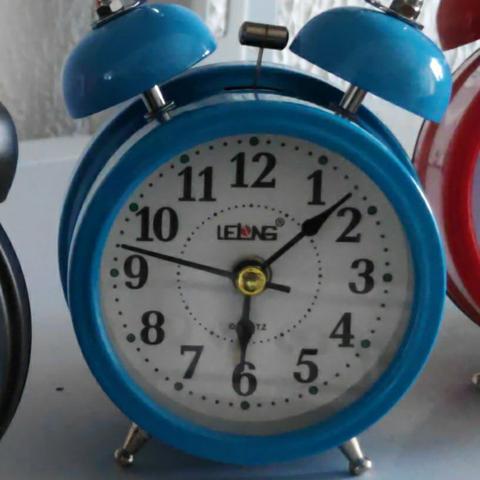 Relógio Despertador Analógico Lelong Retrô 2 Sinos Luz Interna LINDO - Foto 3