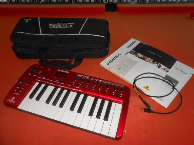 Teclado Controlador Behringer - 2 oitavas