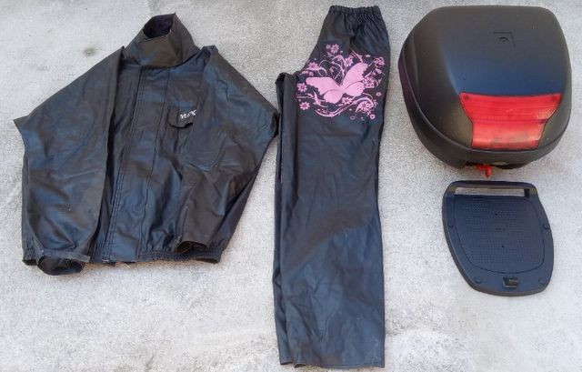 Roupa de chuva e baú de motocicleta
