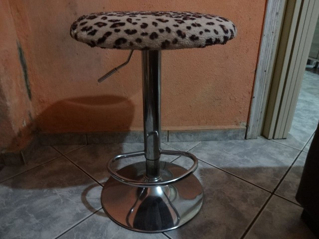 Banqueta ABS Alta . Valor R$120,00 . Tenho Apenas Uma . Não Entrego