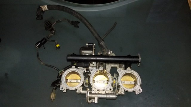 Corpo de borboleta  Triumph Street Triple 675 2013