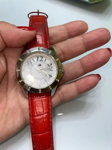 Relógio tommy hilfiger pulseira vermelha fundo perolado