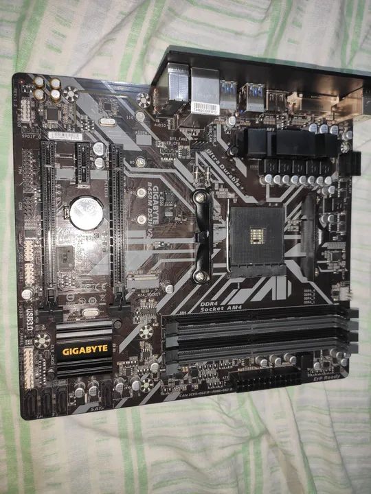 Placa Mãe Gigabyte B450M DS3H V2 (AM4/DDR4 3200MHz/HDMI/DisplayPort/M.2/USB 3.2