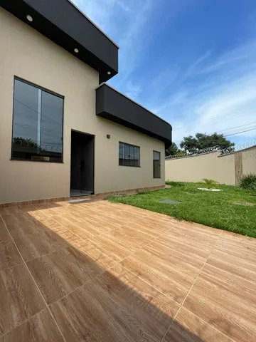 Casa de Esquina na região Moinho dos Ventos de 3/4 (1 suíte), com quintal e área gourmet