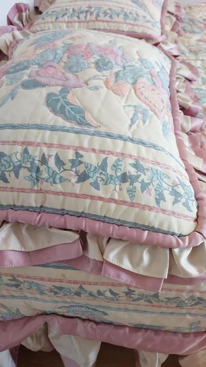 Uma linda colcha de casal King com 2 porta travesseiros  - Foto 4