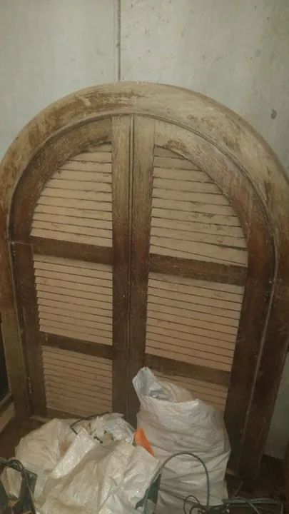 Porta de madeira antiga estilo veneziana