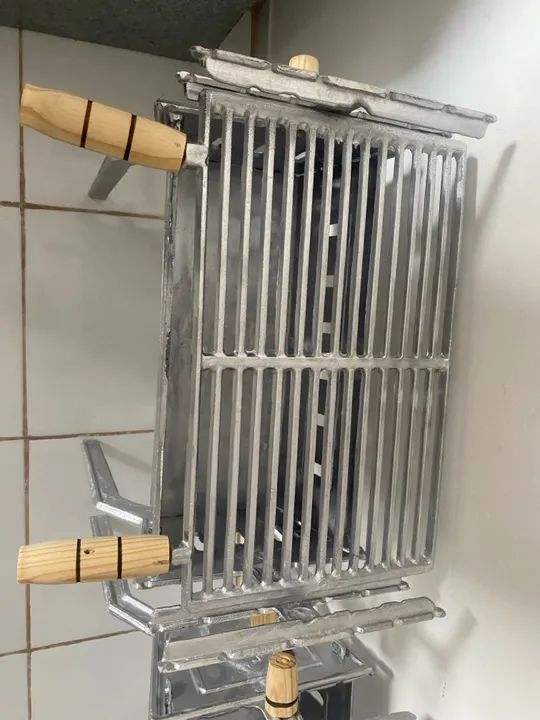 Churrasqueira de Alumínio com Pés - Ideal para seu Churrasco! - Foto 2
