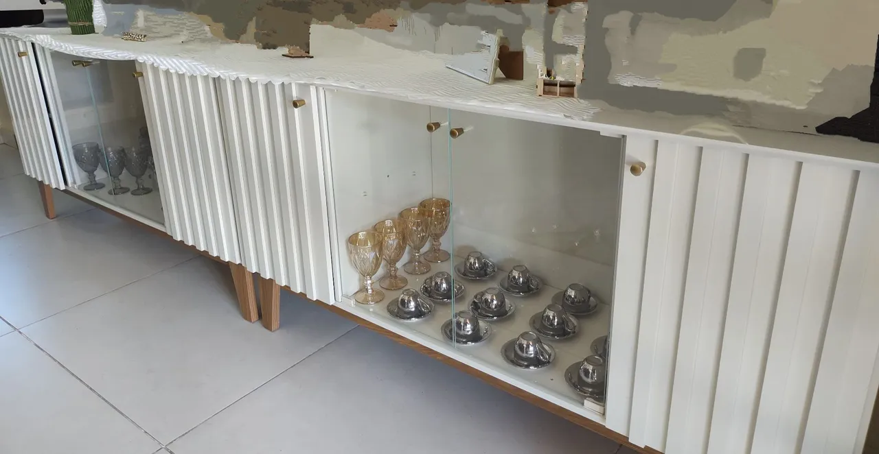 Aparador branco com detalhes canelados e vidro