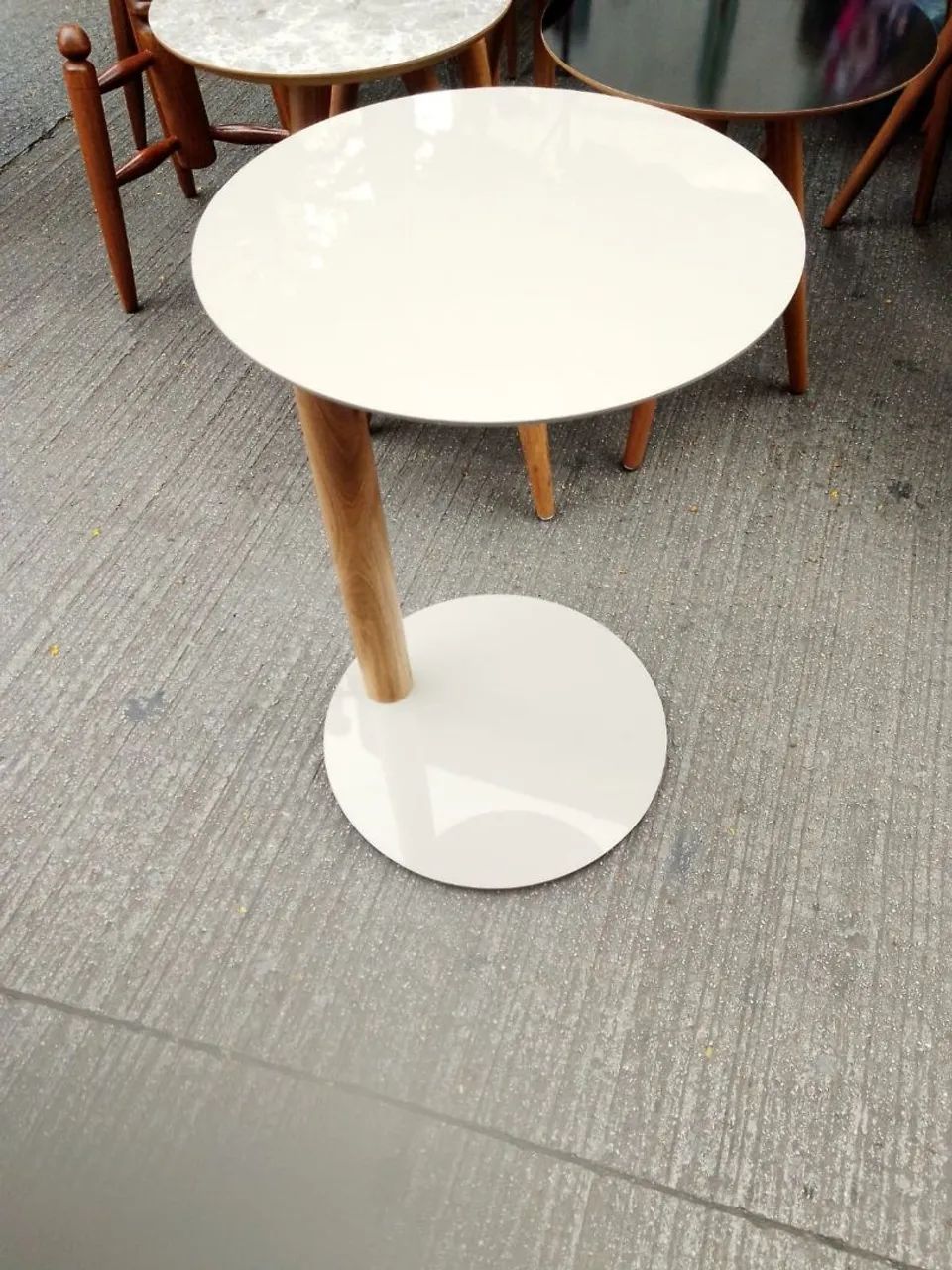 Mesa Lateral encaixe sofá com vidro 