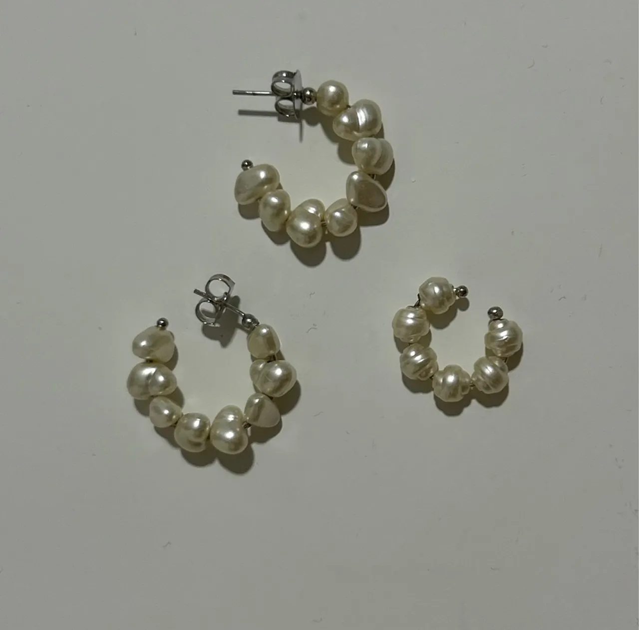 Conjunto de brincos e piercing de pérolas