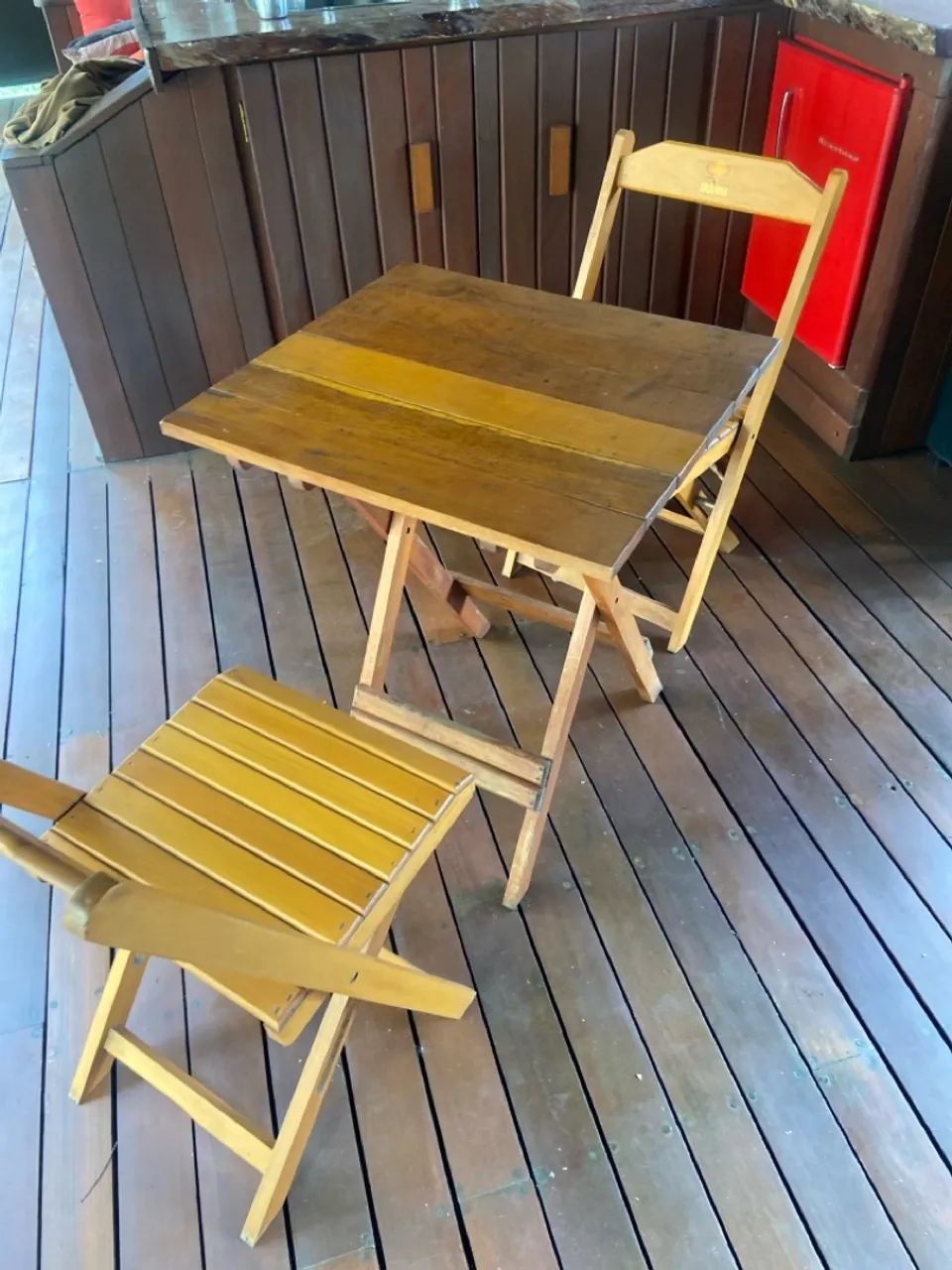 Conjunto de mesa e 2 cadeiras dobráveis em madeira