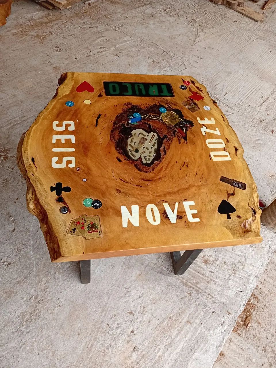 Mesa rustica em madeira e resina epoxi (rivertable)