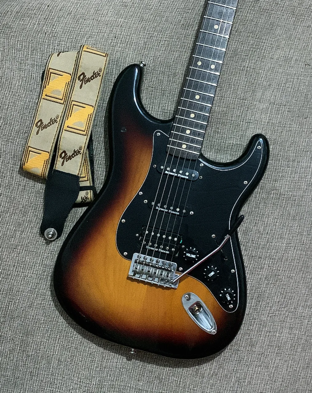Guitarra Strato Fender Standard HSS México com Upgrades