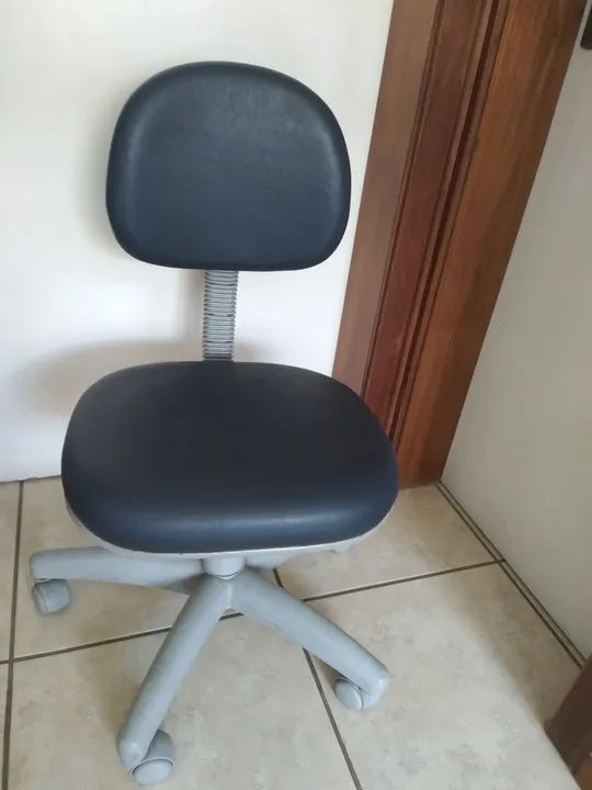 Cadeira giratória sobe altura banco couro - Foto 3