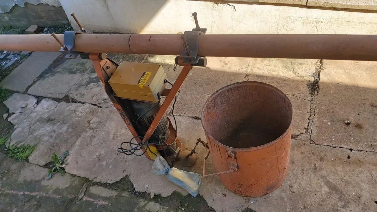 Guincho de coluna elétrico trifásico com caçamba e coluna 200kg CSM