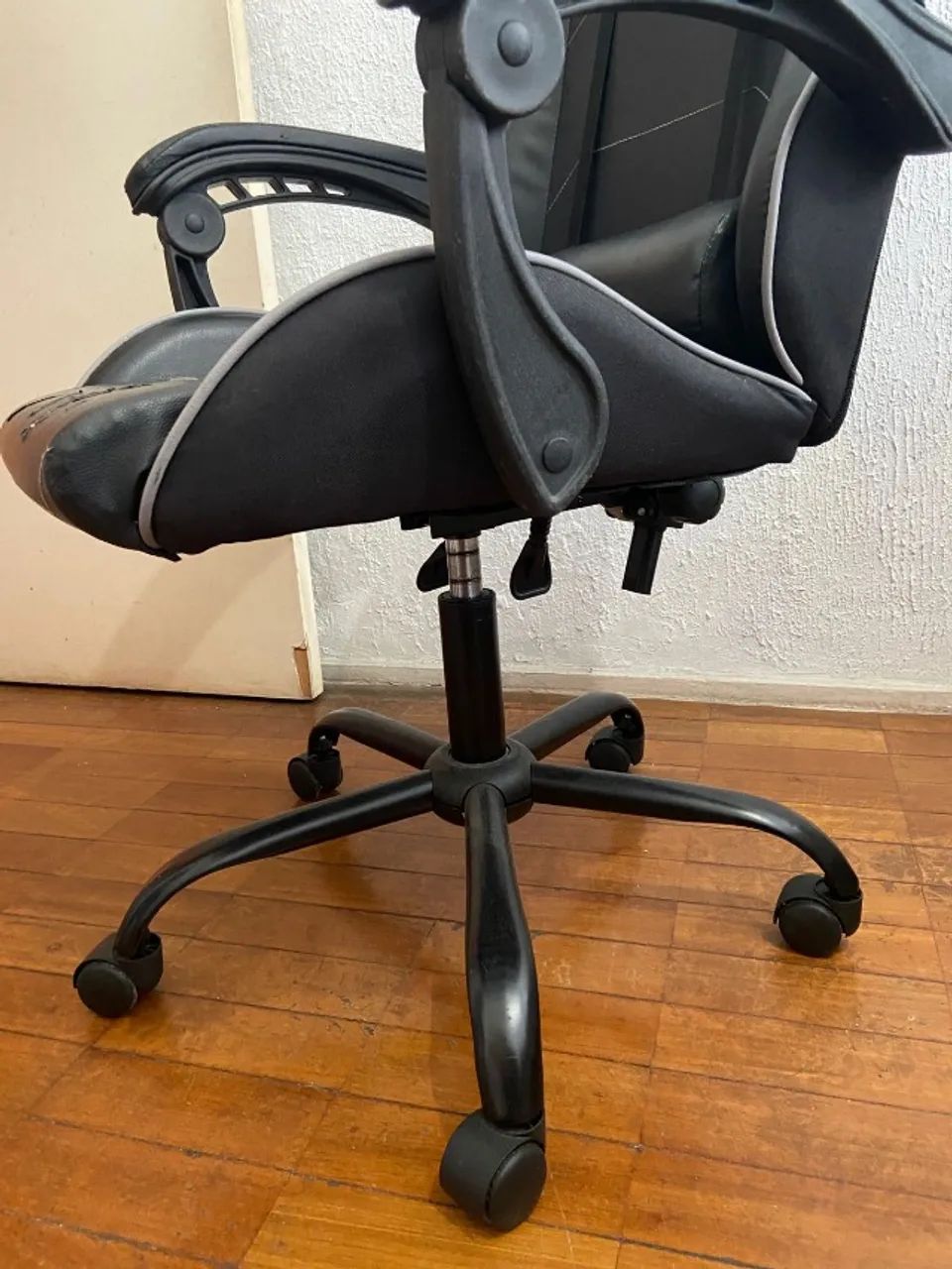 Cadeira Gamer TGT Heron TC, Espuma Moldada, Almofada de Pescoço, Preto e Cinza - Foto 4