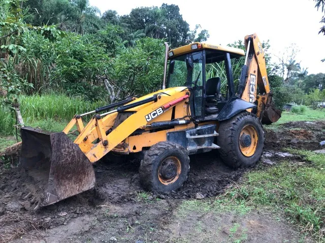 Retroescavadeira JCB 3C PLUS 4x4 | Ano 2012 | R$ 200.000