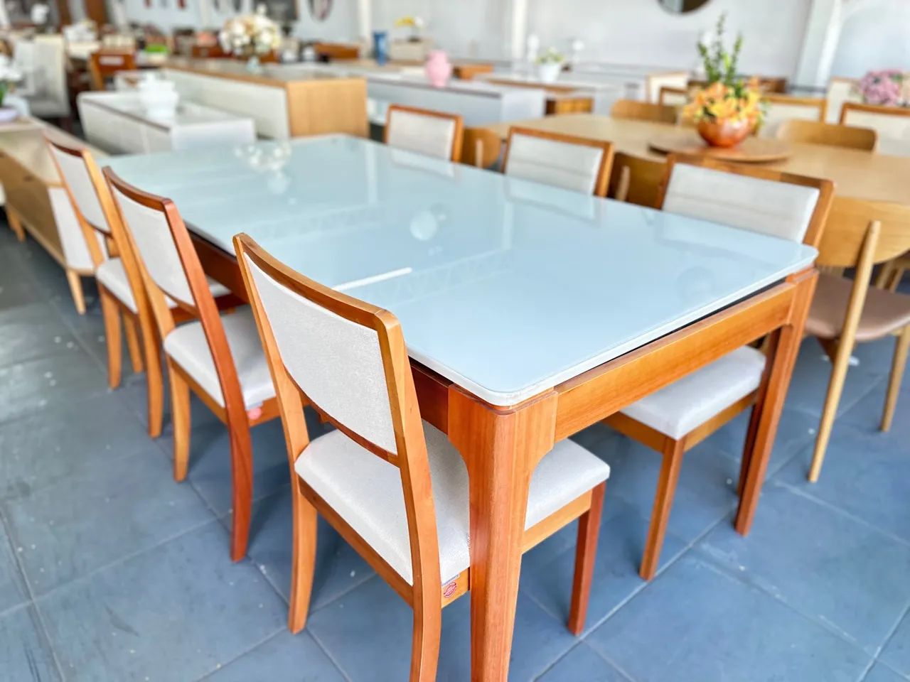 Mesa de Jantar Elegante com Tampo de Vidro e Cadeiras toda madeira  - Foto 3