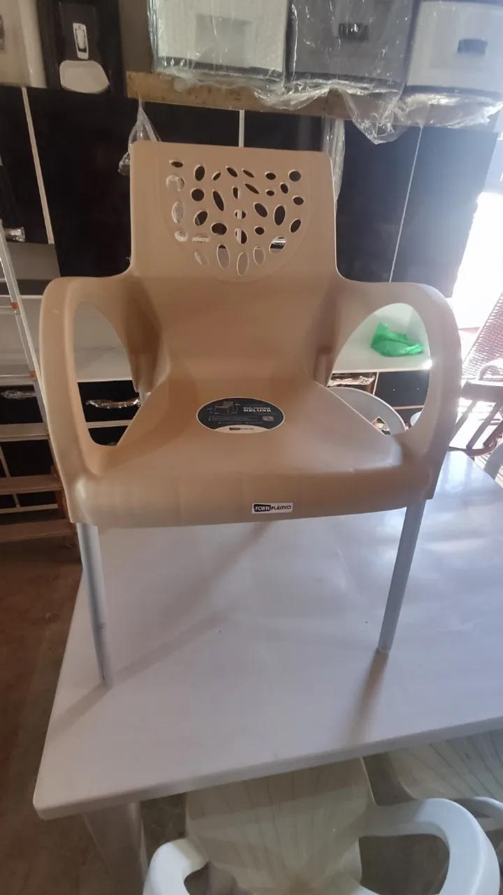 Cadeira de Plástico Reforçada Deluxe Pés de Alumínio