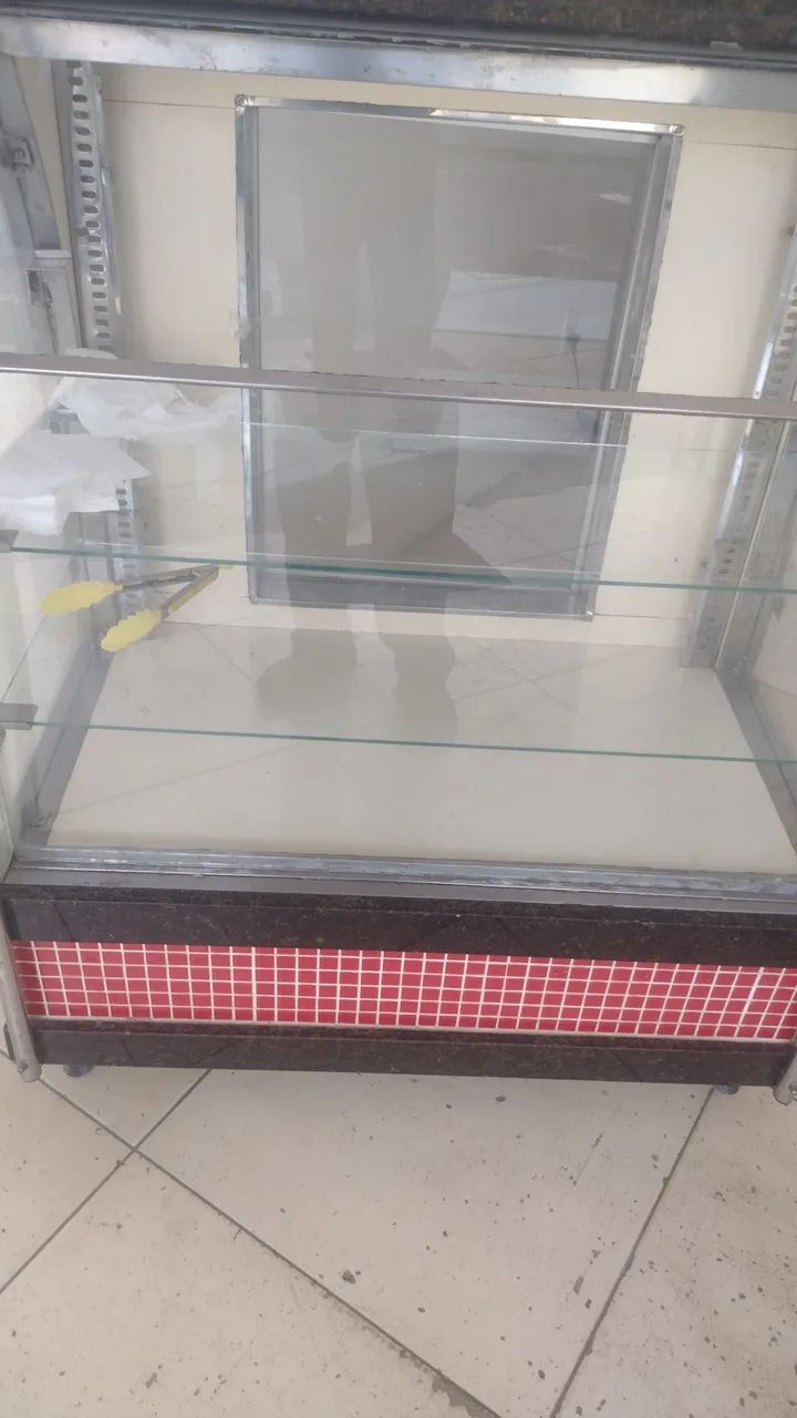 Vende se um balcão de vidro 