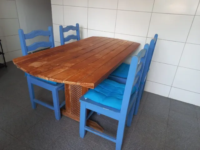 Mesa de jantar com 6 cadeiras de madeira
