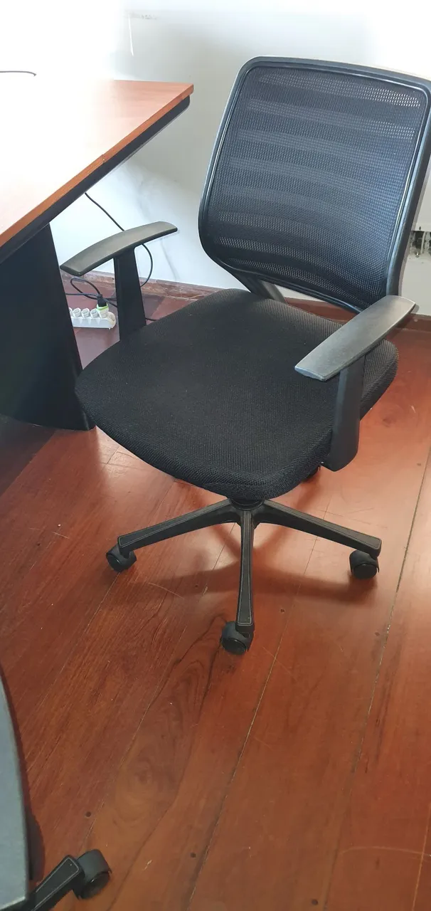 Cadeira executiva giratória reclinavel preta