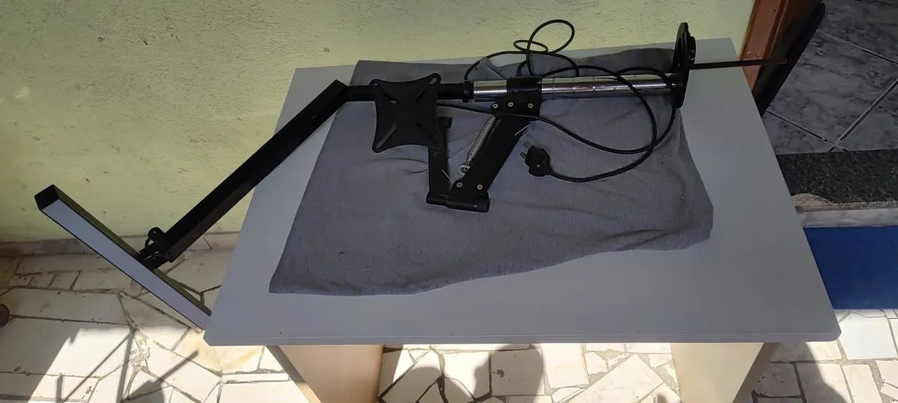 Suporte p/ Monitor de Mesa com luminária articulado