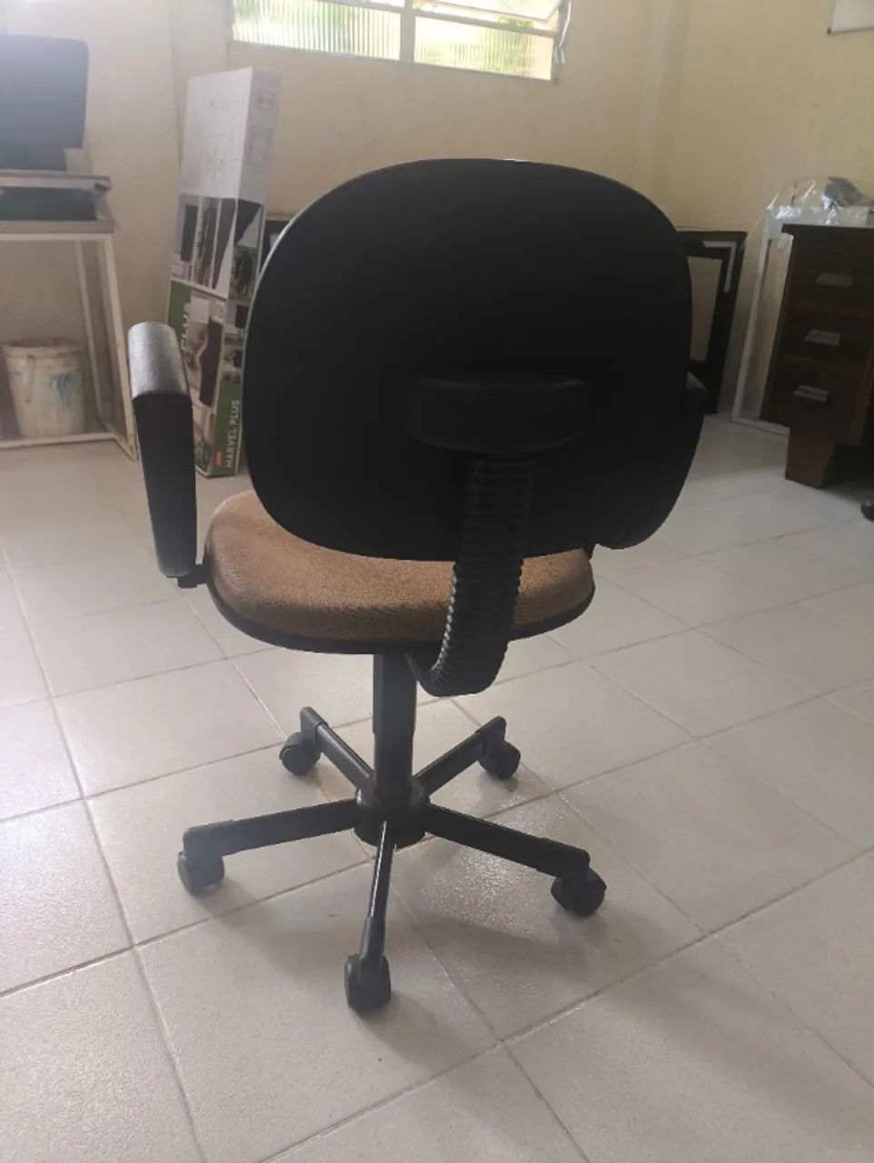 Cadeira de escritório com rodinhas e braço  - Foto 2