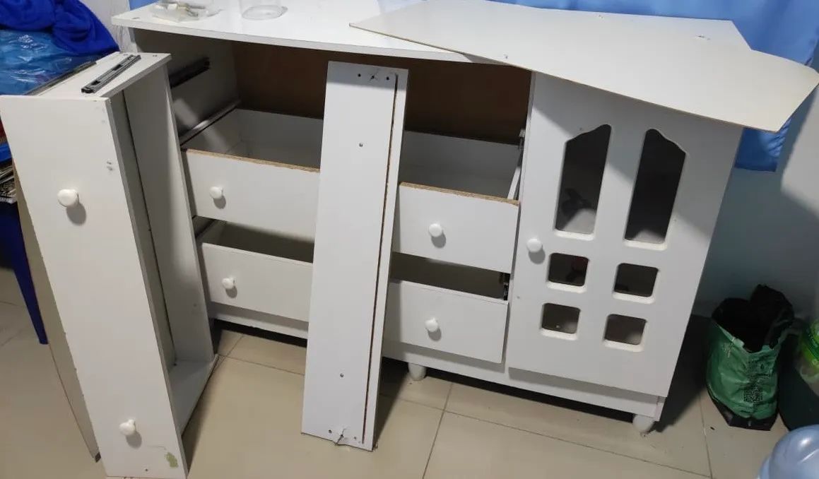 Cômoda usada , está com problema em duas gavetas. - Foto 3