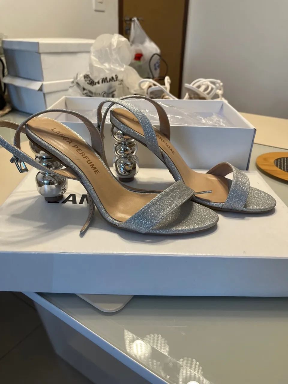 Sandália Lança Perfume Prateada  tem uma 35 e uma 34