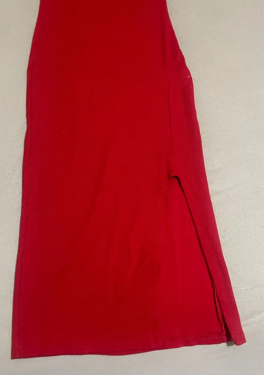 Vestido tomara que caia vermelho, com fenda lateral