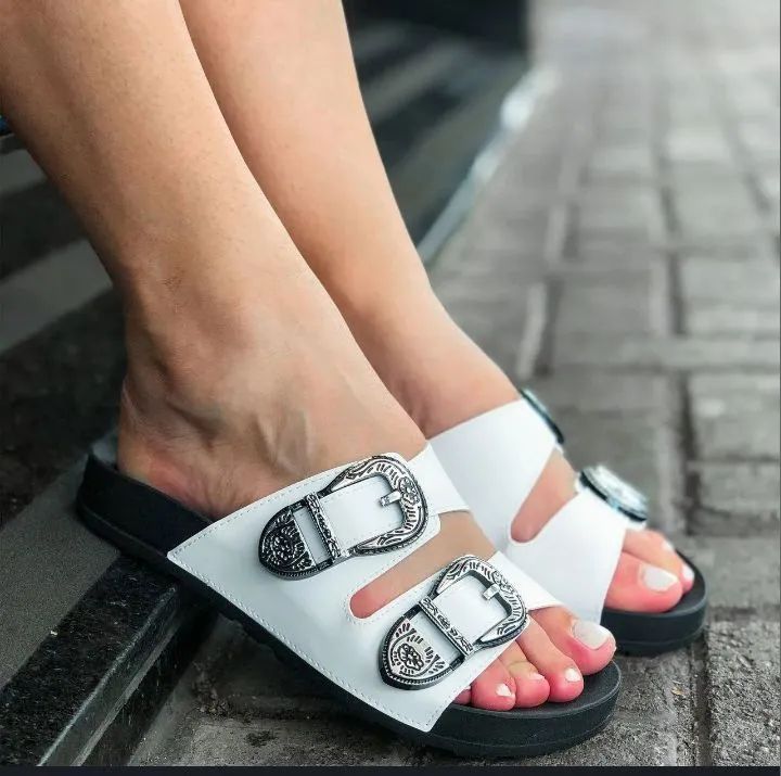 Sandálias brancas com fivela moleca - Foto 3