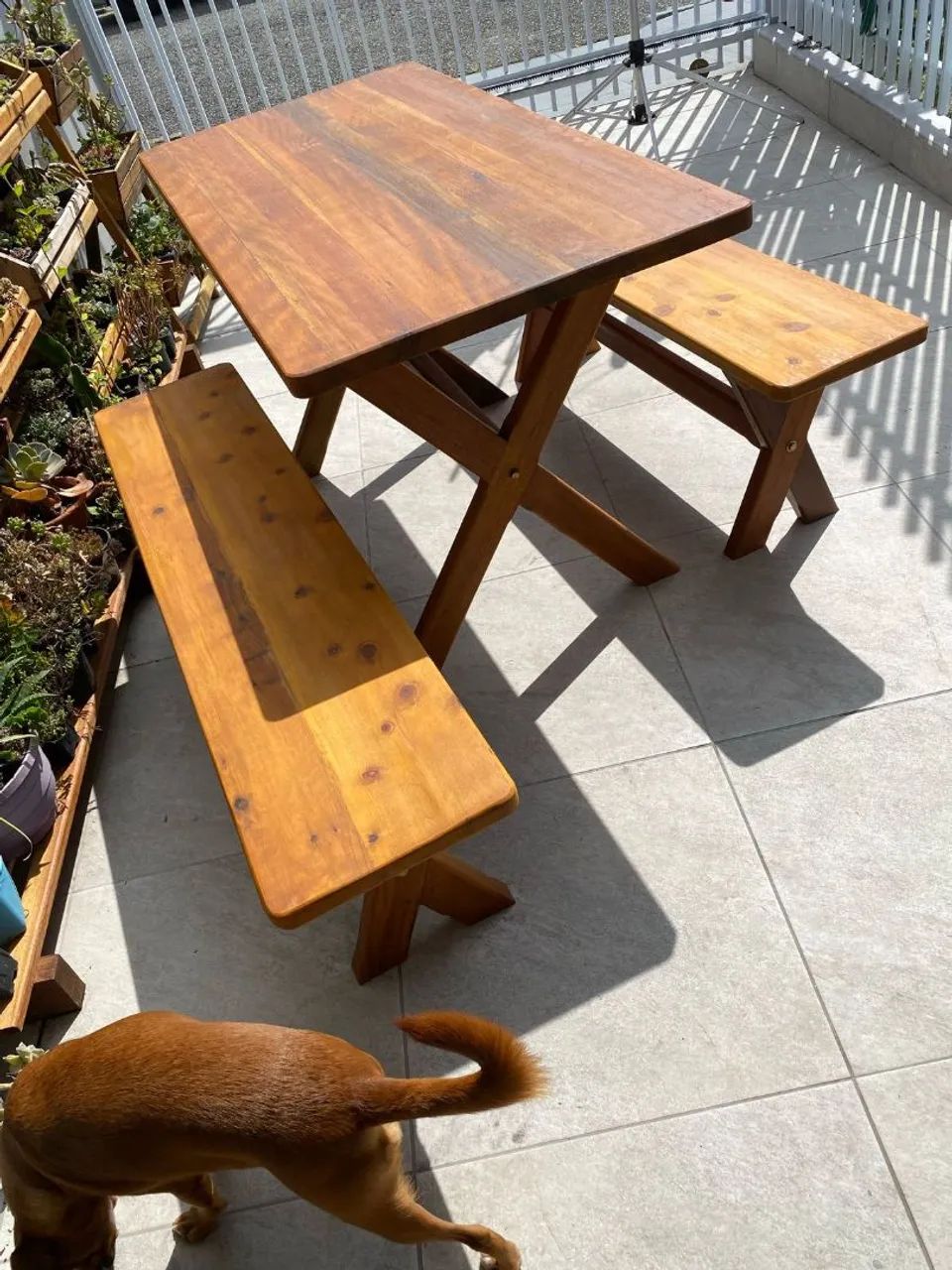 MESA COM BANCOS EM MADEIRA MACIÇA  - Foto 2