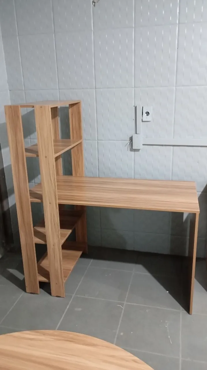 Mesa de Escritório com Estante