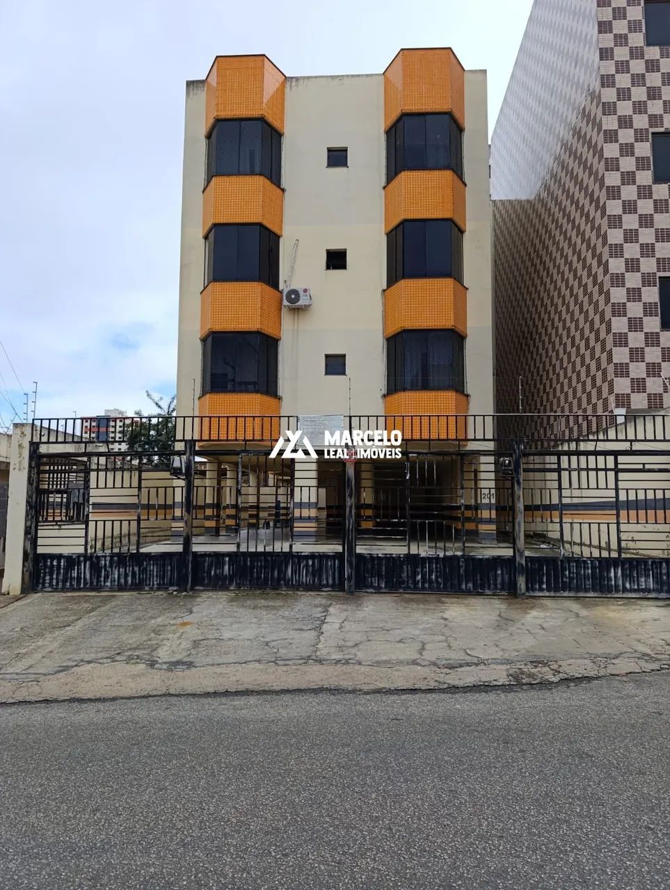 Alugo apto grande de 3º andar com 3/4 sendo 01 suíte + Dependência completa a po