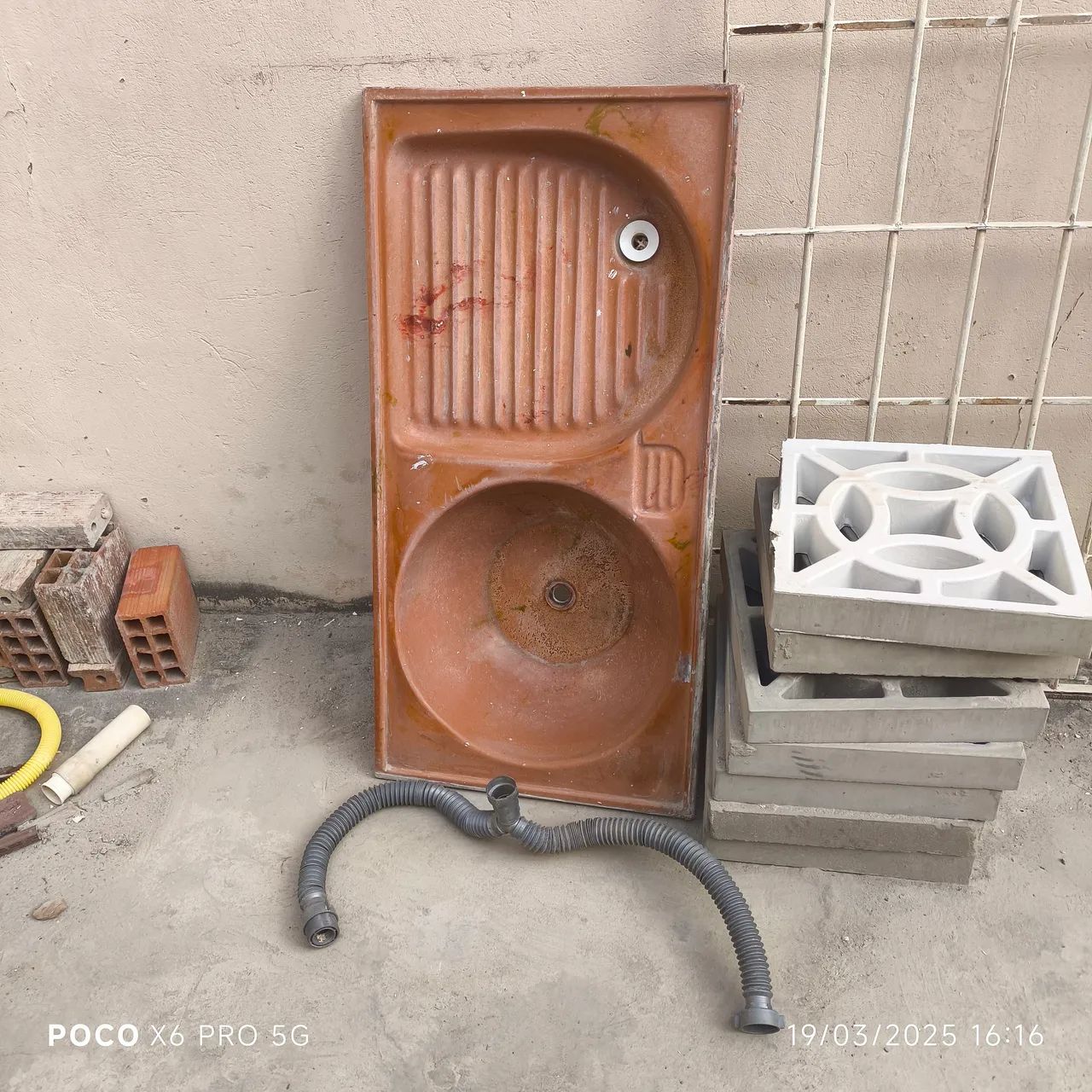 Pia de cozinha em cerâmica usada