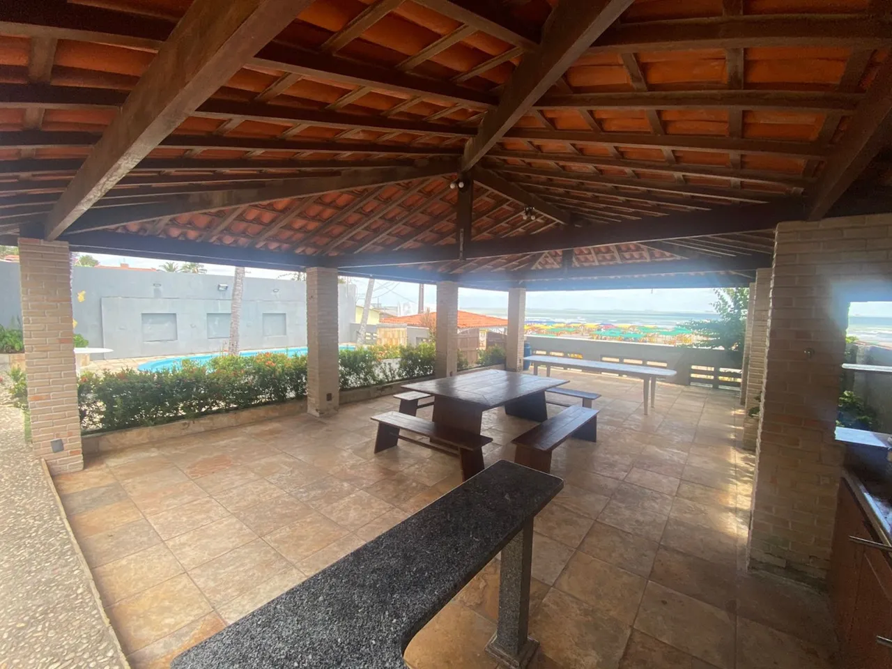 Casa de praia na beira da praia do meio