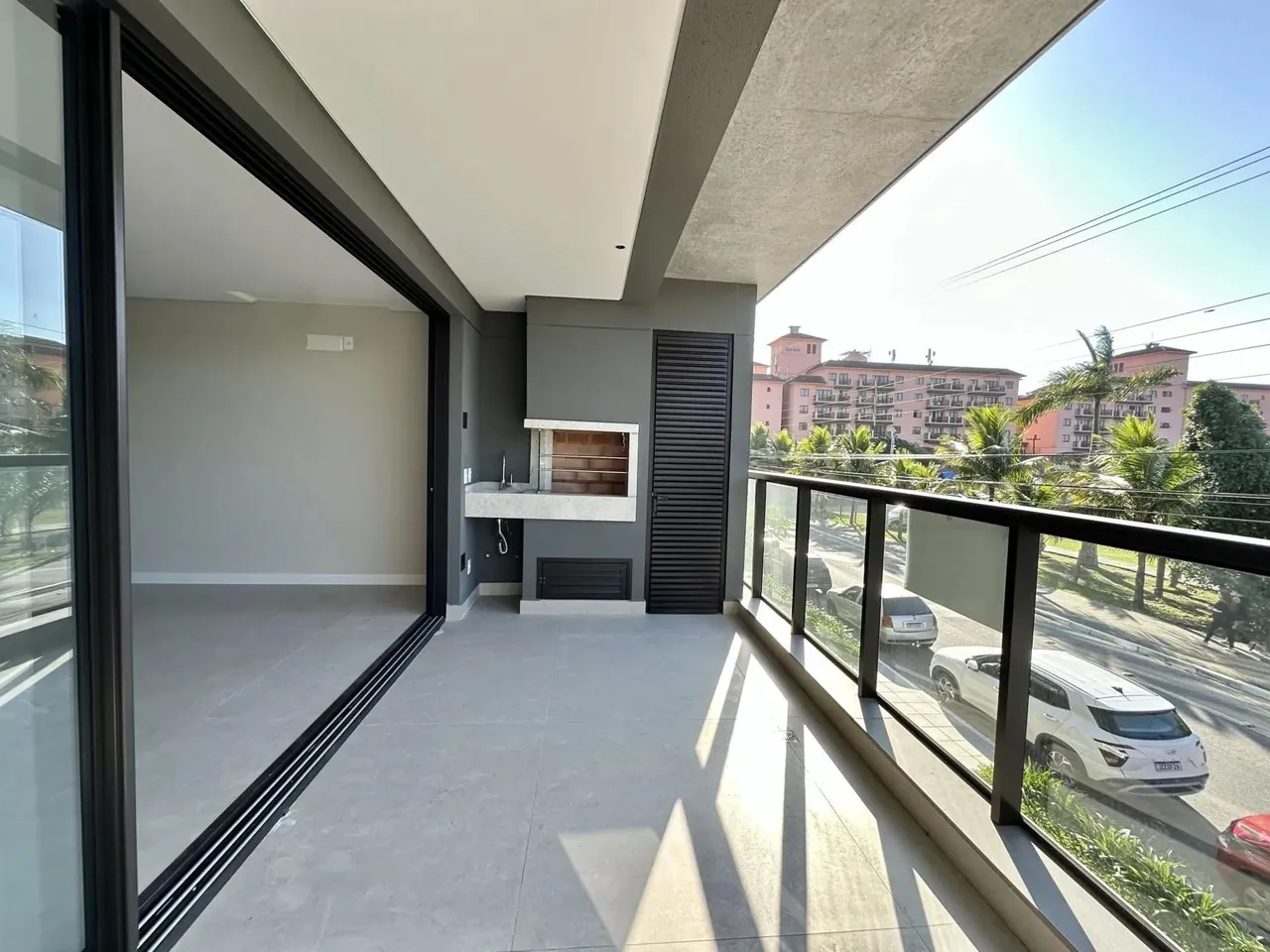 More em Jurerê, em um apartamento com 03 suítes!