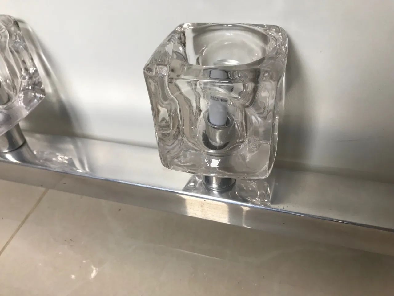 Lustre moderno de vidro e inox