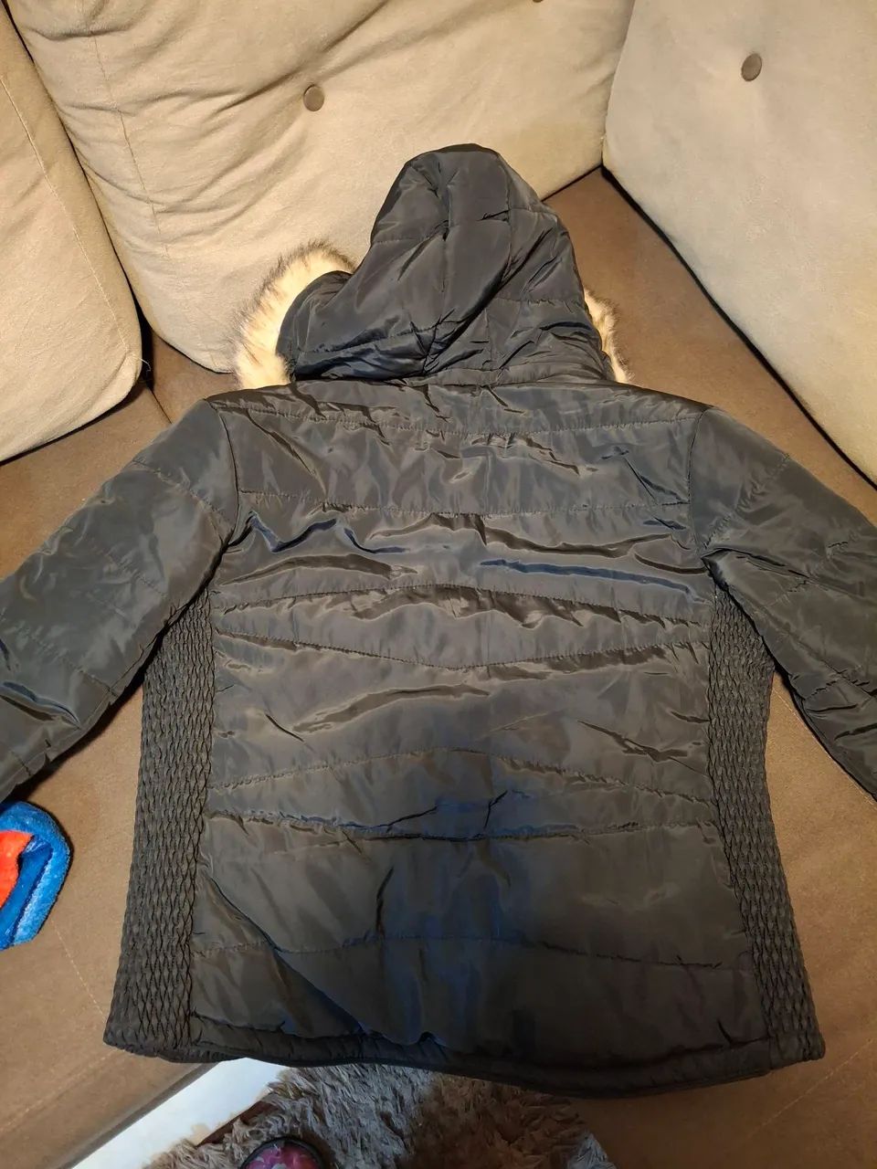 Jaqueta preta com capuz 60 reais - Foto 2