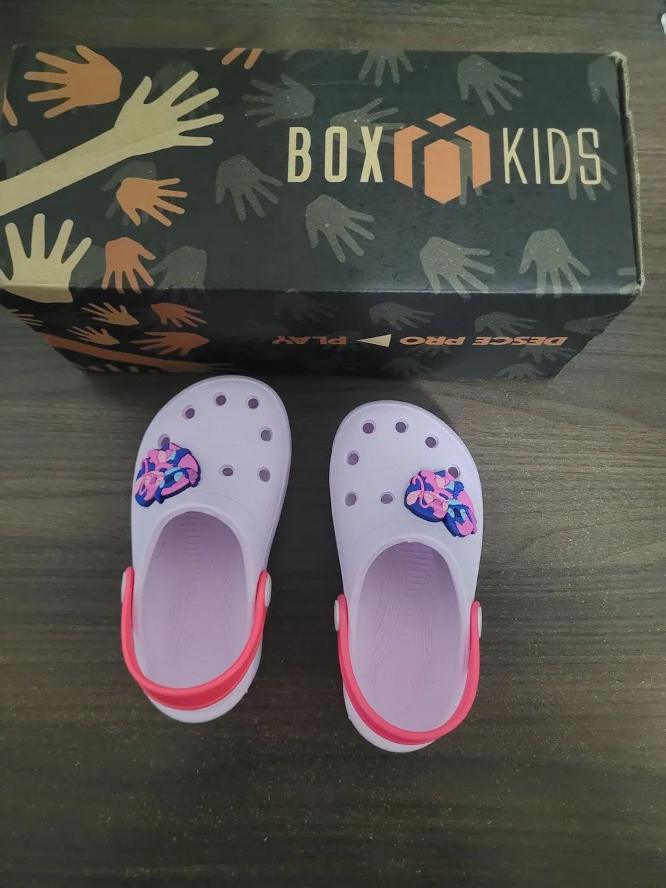 Sandálias Crocs infantis com aplique do Stitch - Foto 5