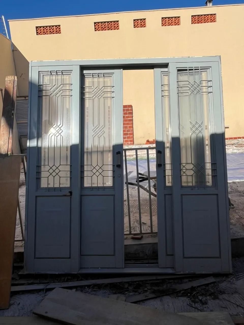 PROMOÇÃO - Porta de Aço de Correr 215 (altura) x200 (largura) com Grade Quadrada