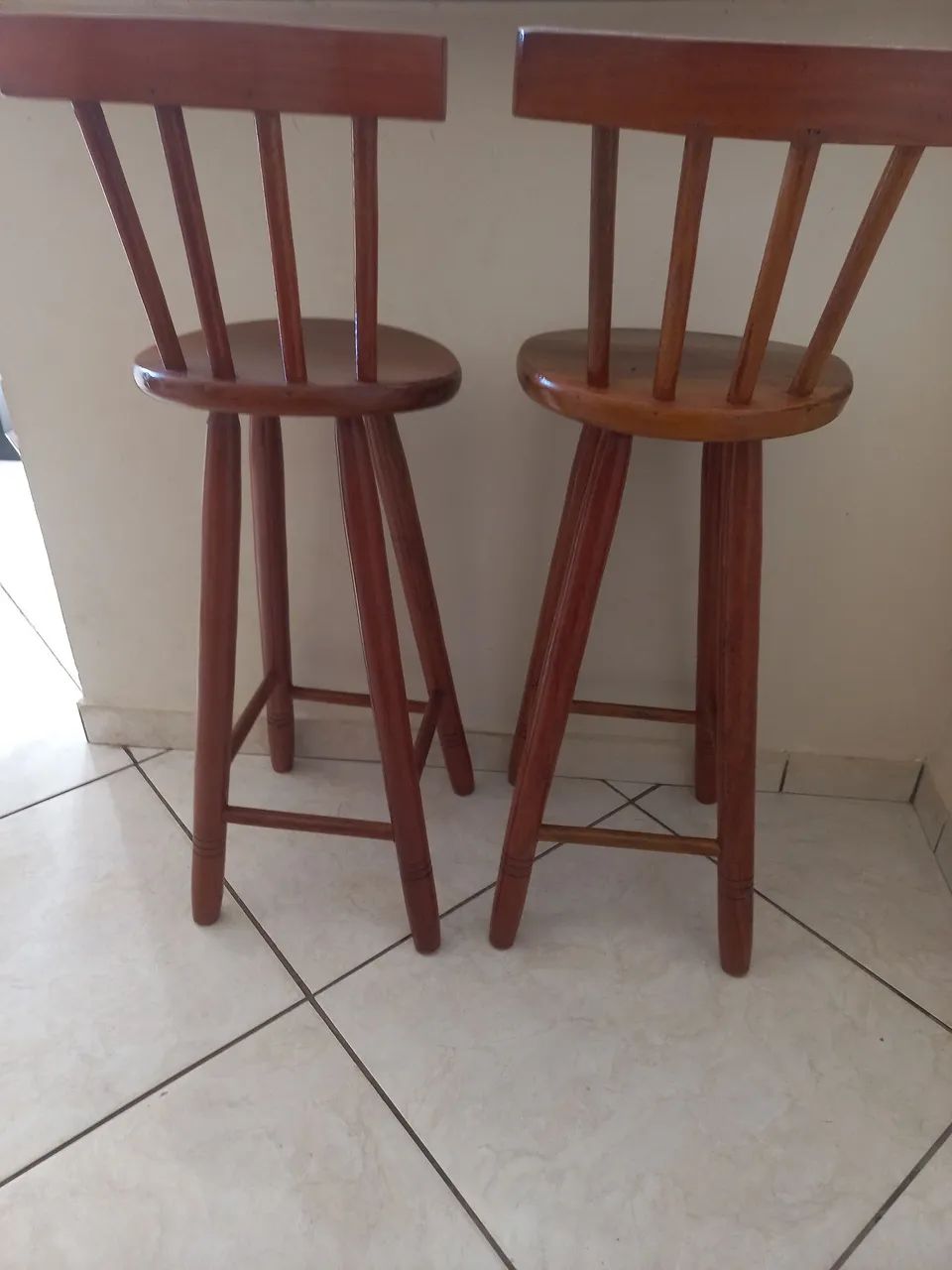 Conjunto de 2 Banquetas de Madeira EM EXCELENTE ESTADO DE CONSERVAÇÃO (NOVÍSSIMO). - Foto 3