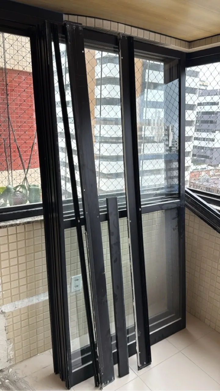 Esqudria de Alumínio Preta com Vidro Temperado