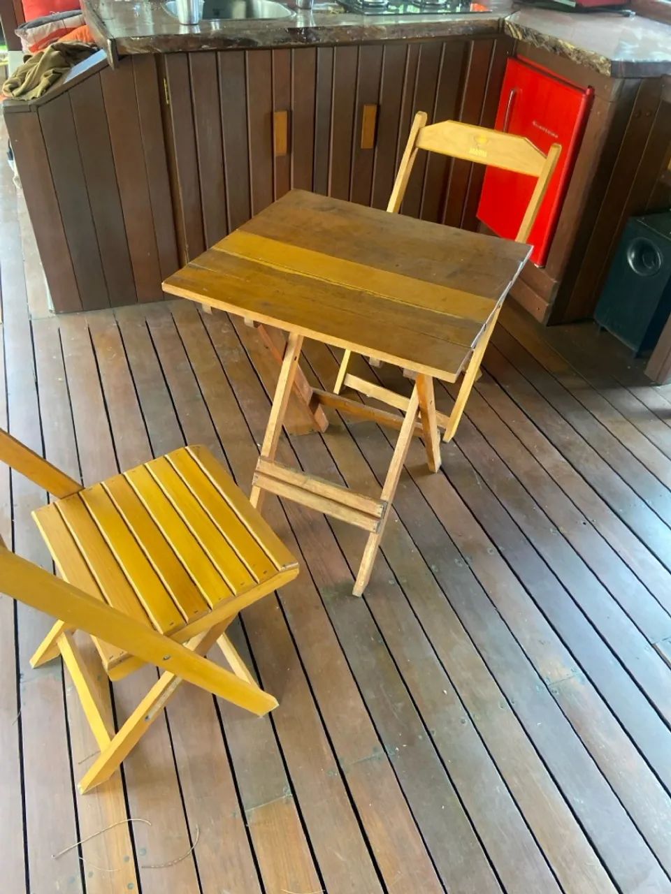 Conjunto de mesa e 2 cadeiras dobráveis em madeira - Foto 4