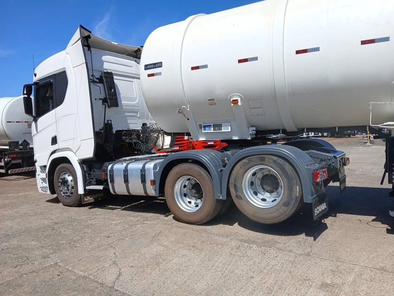 SCANIA R450 6x2 baixo km ano 2024 - Foto 3