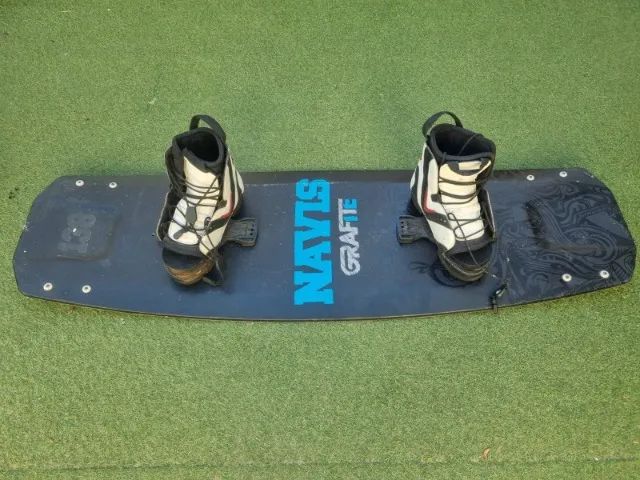 PRANCHA DE KITESURF / WAKEBOARD COM BOTAS - NAVIS 138 - OPORTUNIDADE!