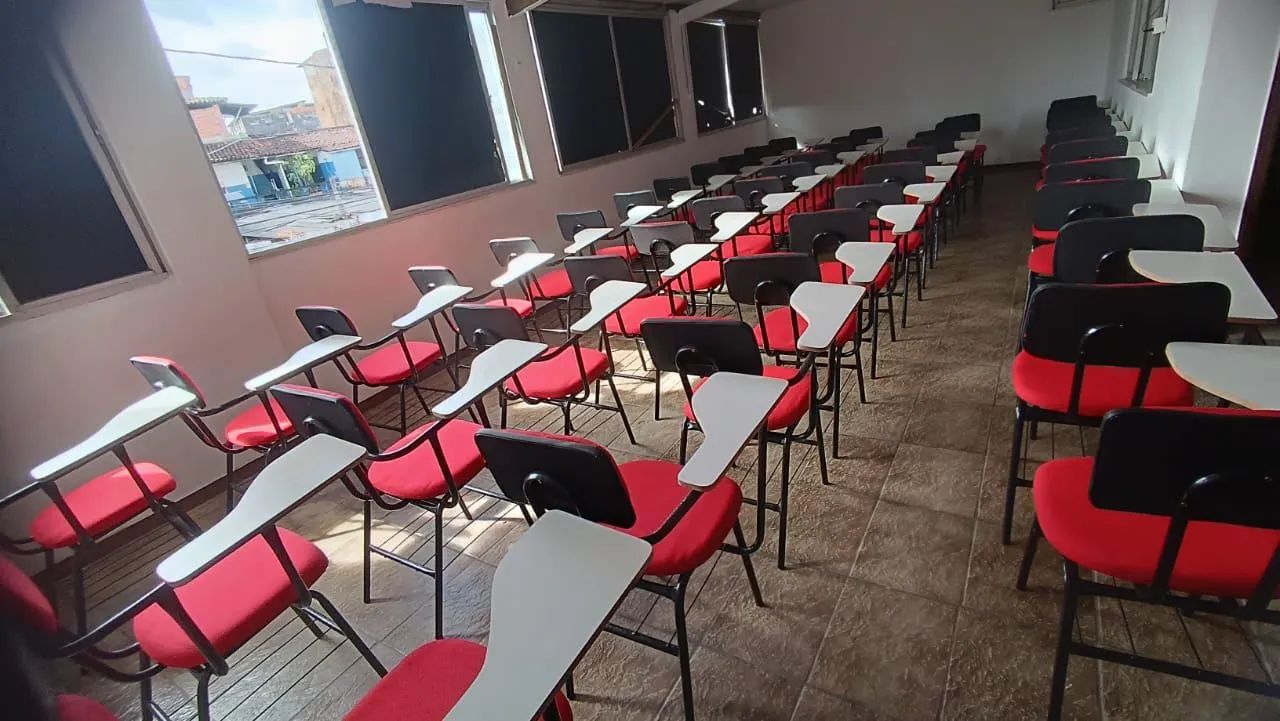Cadeiras Universitárias estofadas escolar com braço  - Foto 3